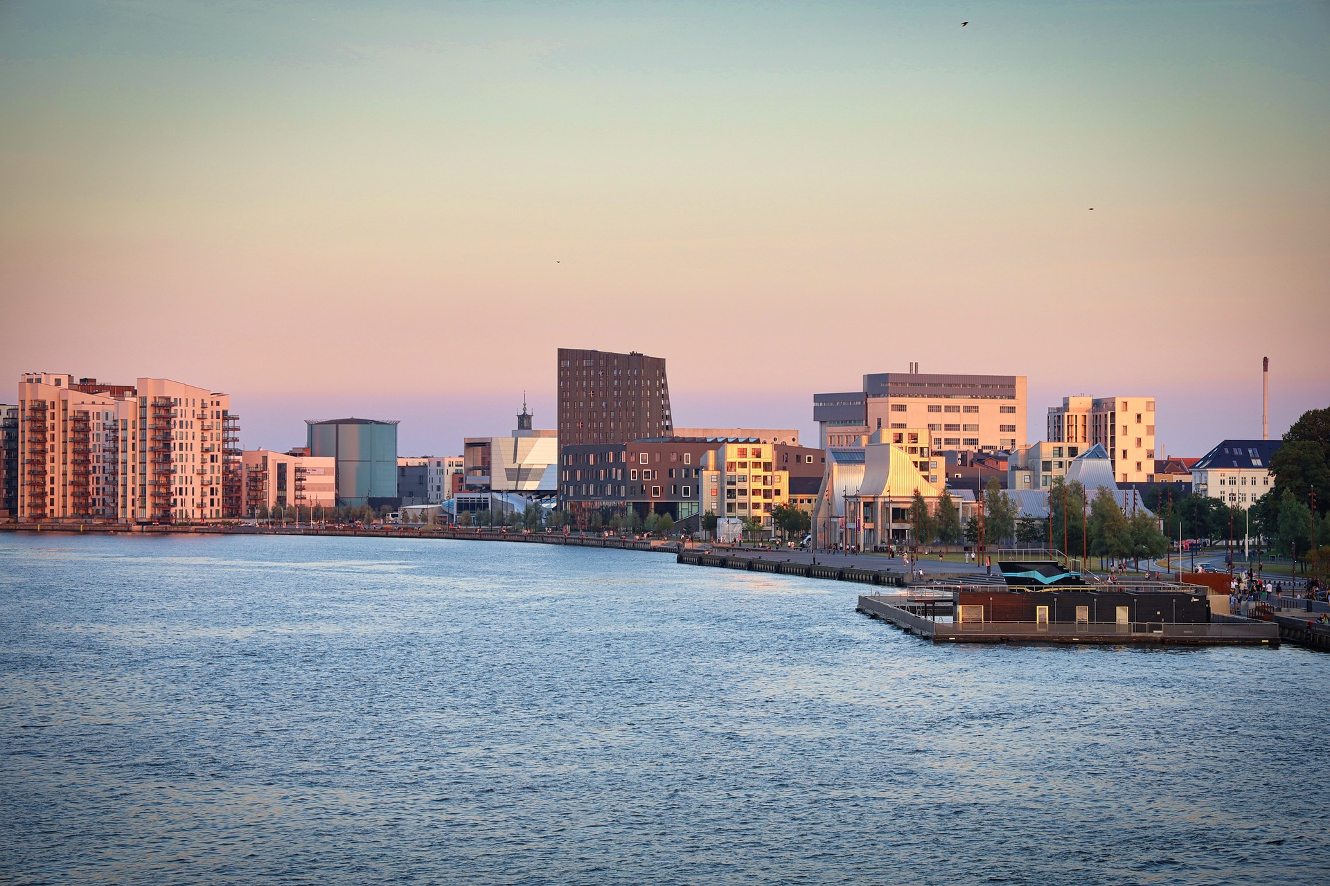 Skyline ved Aalborg Havn, et godt udgangspunkt til at udforske Nordjylland fra ferielejligheder