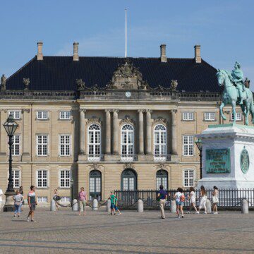 Kongefamiliens residens i København, Amalienborg Slot, en populær seværdighed for turister, der lejer ferielejligheder