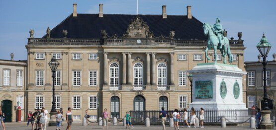 Kongefamiliens residens i København, Amalienborg Slot, en populær seværdighed for turister, der lejer ferielejligheder