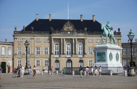 Kongefamiliens residens i København, Amalienborg Slot, en populær seværdighed for turister, der lejer ferielejligheder