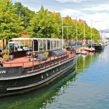 Charmerende Christianshavn i København, perfekt sted at finde ferielejligheder langs de maleriske kanaler