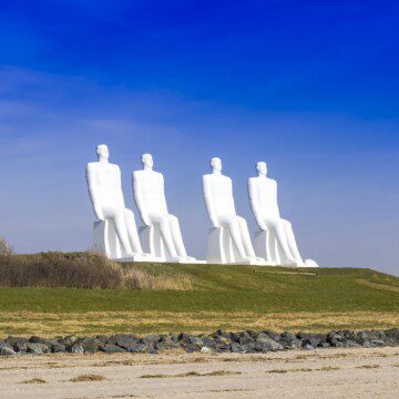 Den ikoniske skulptur ‘Mennesket ved havet’ i Esbjerg, tæt på ferieboliger ved kysten