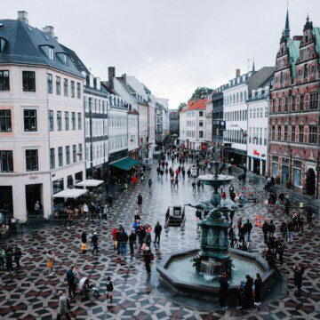 Udsigt fra oven til shoppere på Strøget, perfekt for weekendbesøgende, der bor på centralt beliggende overnatningssteder