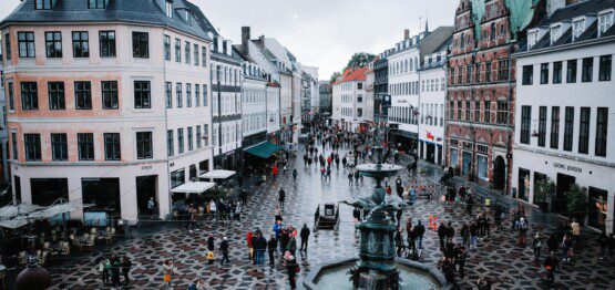 Udsigt fra oven til shoppere på Strøget, perfekt for weekendbesøgende, der bor på centralt beliggende overnatningssteder