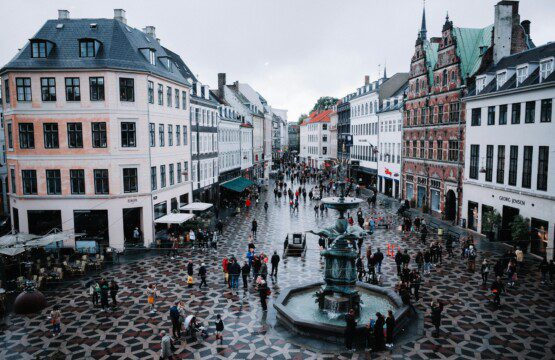 Udsigt fra oven til shoppere på Strøget, perfekt for weekendbesøgende, der bor på centralt beliggende overnatningssteder