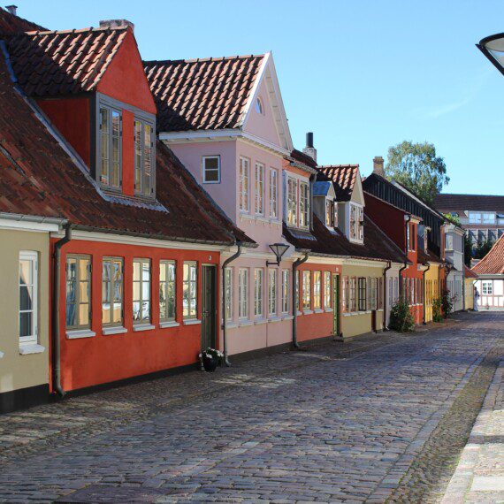 Farverige gamle huse i de charmerende gader i H.C. Andersens hjemby Odense, tæt på ferielejligheder