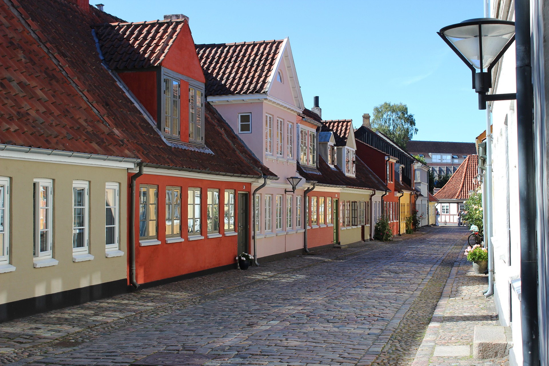 Farverige gamle huse i de charmerende gader i H.C. Andersens hjemby Odense, tæt på ferielejligheder