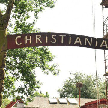 Hovedindgangen til Christiania i København, med det ikoniske skilt for fristaden