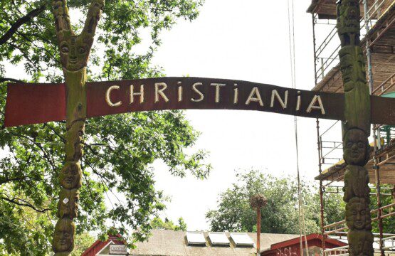 Hovedindgangen til Christiania i København, med det ikoniske skilt for fristaden