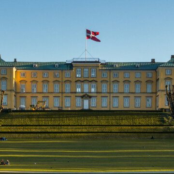 Nyd elegante Frederiksberg, hjemsted for det historiske Frederiksberg Slot og mange ideelle udlejningsboliger til ferien