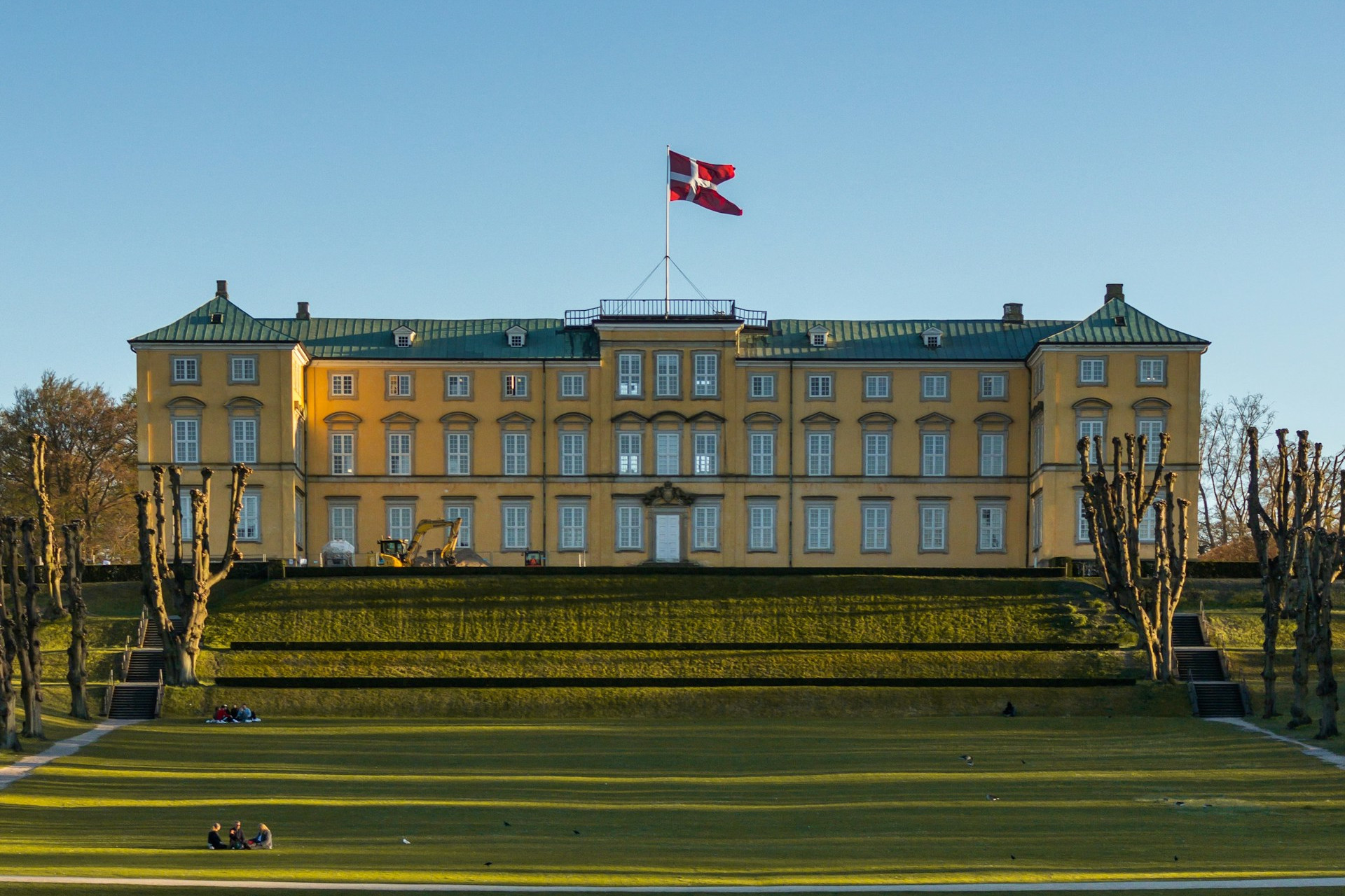 Nyd elegante Frederiksberg, hjemsted for det historiske Frederiksberg Slot og mange ideelle udlejningsboliger til ferien