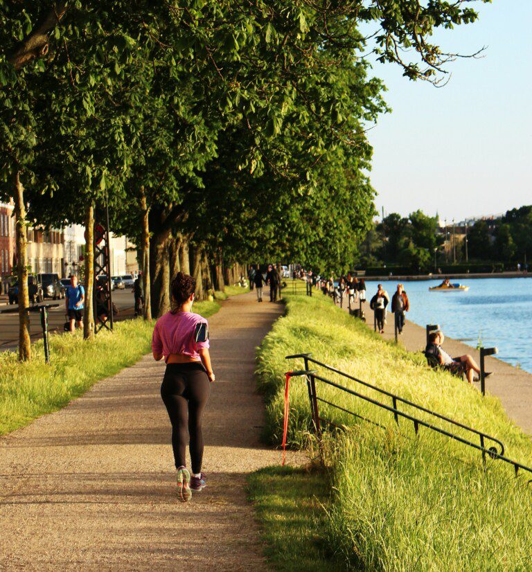 Kvinde løber ved søerne i København