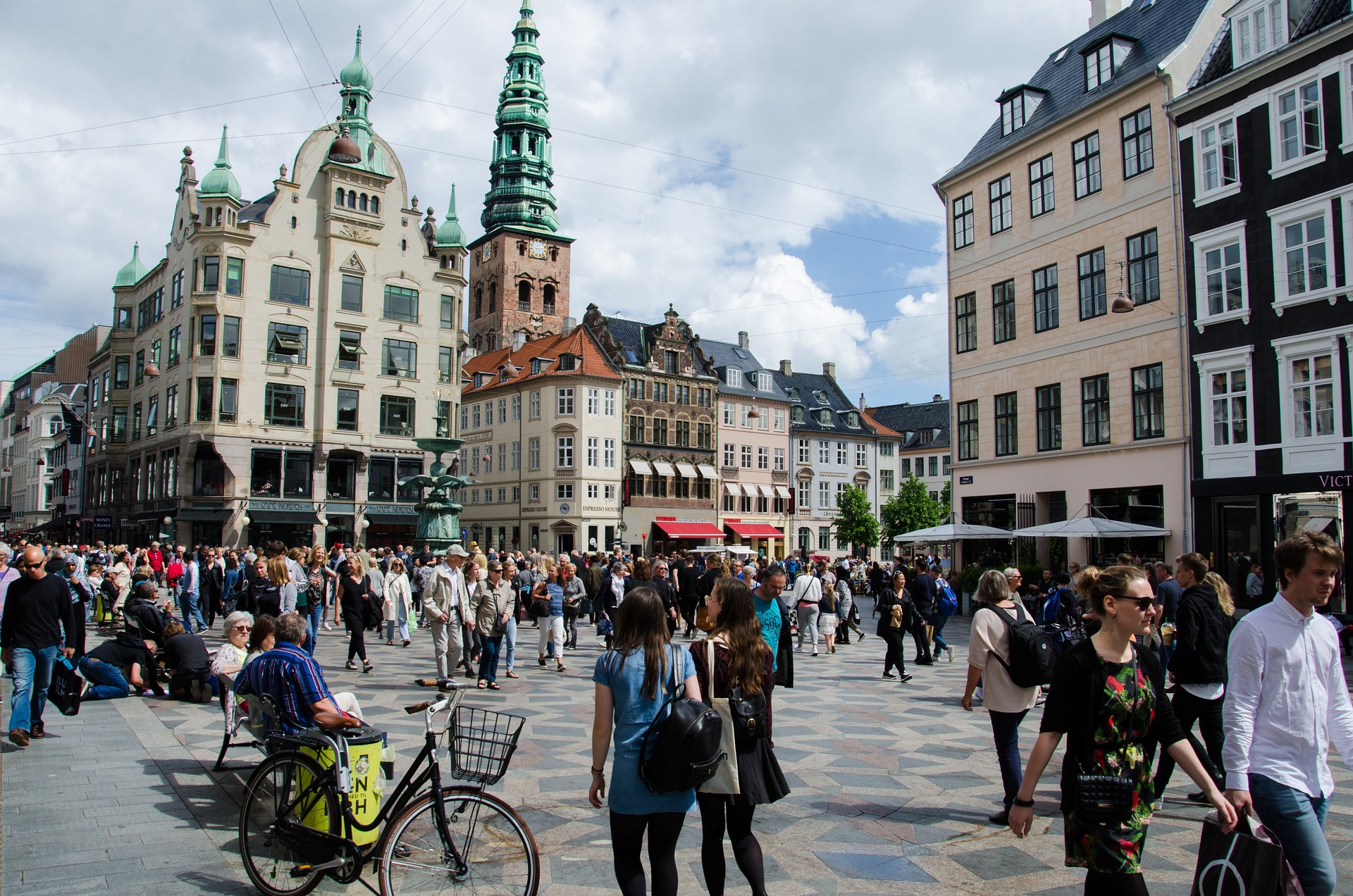 Københavns centrum med travle gader og den pulserende atmosfære, der kendetegner en af de vigtigste bydele