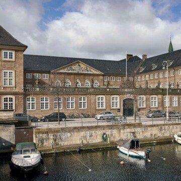 Nationalmuseet i København, beliggende i middelalderbyen, er en populær attraktion blandt turister, der bor i nærliggende ferielejligheder