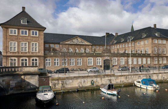 Nationalmuseet i København, beliggende i middelalderbyen, er en populær attraktion blandt turister, der bor i nærliggende ferielejligheder