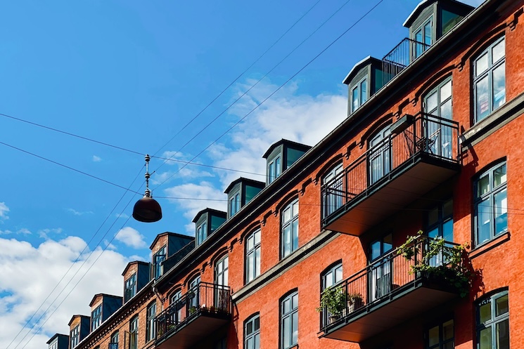 Farverig boligbygning med altaner på Østerbro, en af de mest populære bydele i København