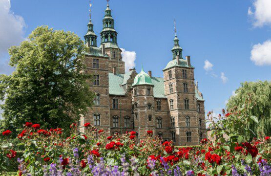 Udsigt til Rosenborg Slot fra Kongens Have i København, hvor charmerende ferielejligheder i nærheden giver mulighed for et perfekt ophold