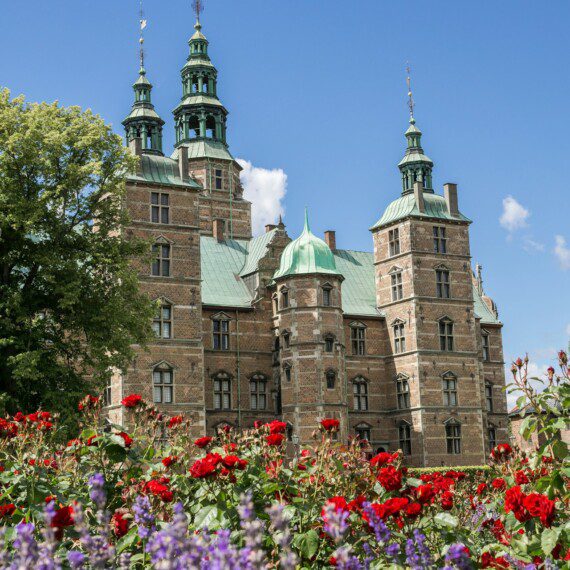 Udsigt til Rosenborg Slot fra Kongens Have i København, hvor charmerende ferielejligheder i nærheden giver mulighed for et perfekt ophold