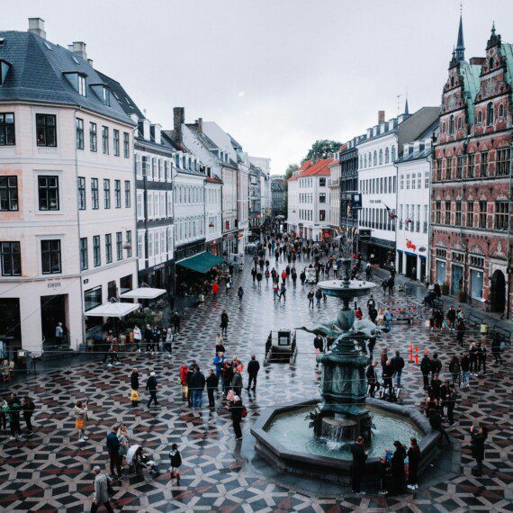 Udsigt til livlige Amagertorv - et populær sted for shopping og caféliv blandt turister, der overnatter i ferielejigheder nær Strøget i København