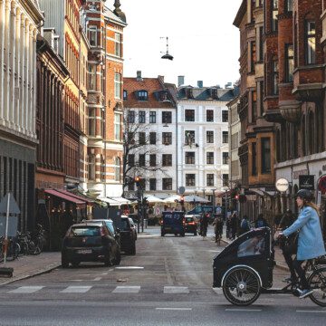 Det livlige Vesterbro, Københavns trendy bydel, med mange ferielejligheder i det pulserende miljø og tæt på charmerende lokale steder