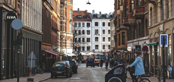 Det livlige Vesterbro, Københavns trendy bydel, med mange ferielejligheder i det pulserende miljø og tæt på charmerende lokale steder